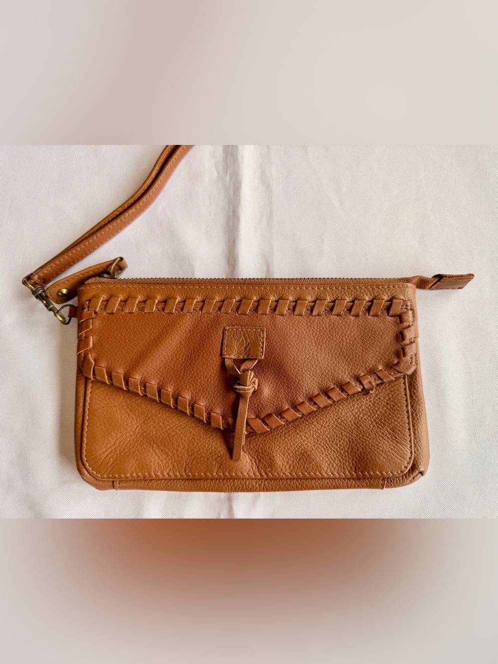 Lucky Brand Chimayo Tan Leather Wristlet Whipstitch Trim & Cute Front Tie